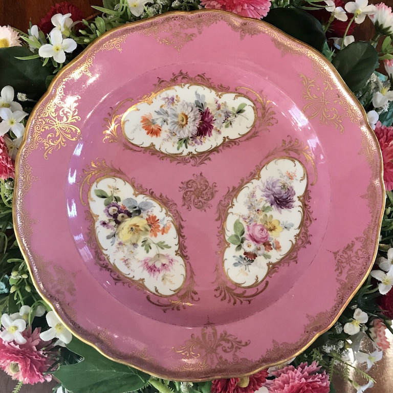 Schmuckteller rosa mit Blumenbugetts