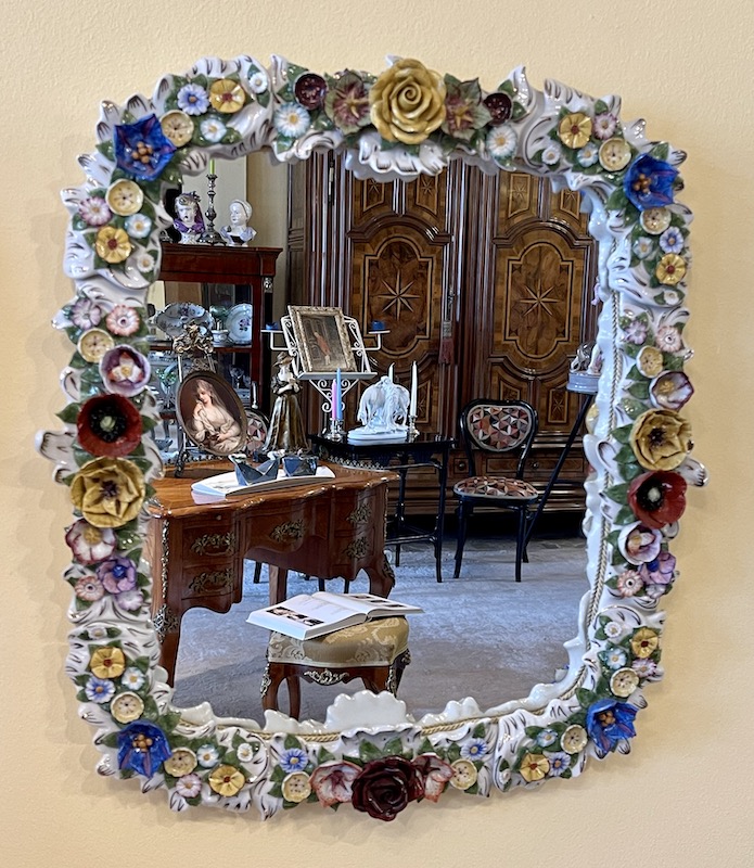 Spiegel mit aufgesetzten Blüten