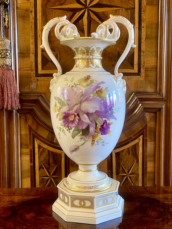 Schlangenhenkelvase mit weichmalerei