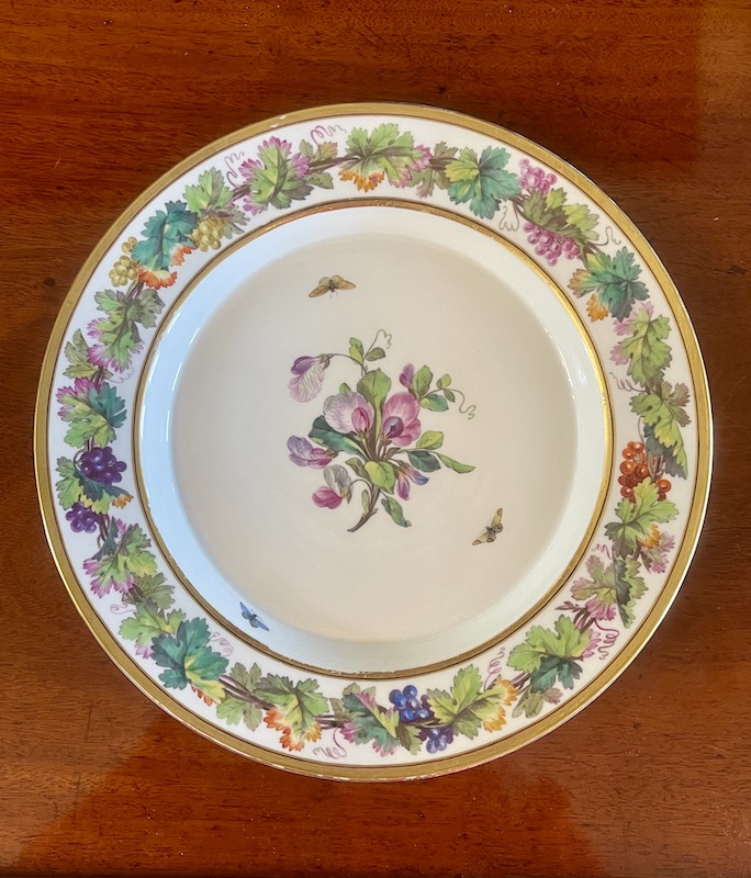 Teller mit Wickenstrauß und Kalitten