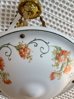 Deckenleuchter weißes Milchglas mit Blumendruck ca. 1930