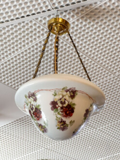 Deckenleuchter ca. 1930 - weißes Milchglas mit Druckdekor Siefmütterchen