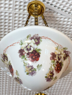 Deckenleuchter ca. 1930 - weißes Milchglas mit Druckdekor Siefmütterchen