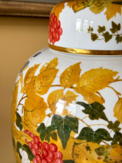 Deckelvase Nymphenburg - Porzellan, Bunte Bemalung, Herbstlaub mit roten und blauen Beeren, Stempelmarke ca. 1906, Entwurf: Rudolf Sieck