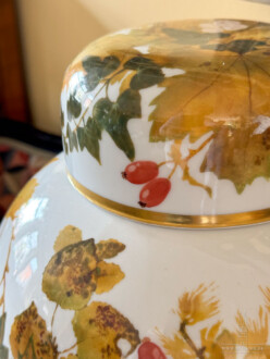 Deckelvase Nymphenburg - Porzellan, Bunte Bemalung, Herbstlaub mit roten und blauen Beeren, Stempelmarke ca. 1906, Entwurf: Rudolf Sieck