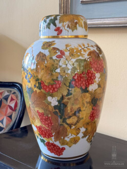 Deckelvase Nymphenburg - Porzellan, Bunte Bemalung, Herbstlaub mit roten und blauen Beeren, Stempelmarke ca. 1906, Entwurf: Rudolf Sieck