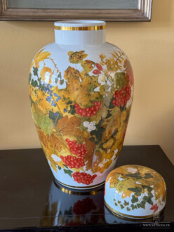 Deckelvase Nymphenburg - Porzellan, Bunte Bemalung, Herbstlaub mit roten und blauen Beeren, Stempelmarke ca. 1906, Entwurf: Rudolf Sieck
