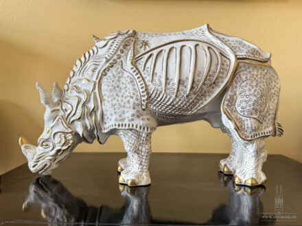 Rhinozeros aus Ludwigsburger Porzellan. Hartporzellan / echt Gold Malerei