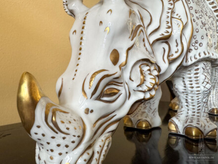 Rhinozeros aus Ludwigsburger Porzellan. Hartporzellan / echt Gold Malerei