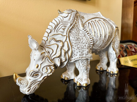 Rhinozeros aus Ludwigsburger Porzellan. Hartporzellan / echt Gold Malerei