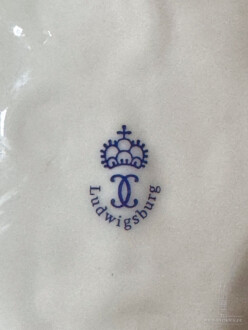 Rhinozeros aus Ludwigsburger Porzellan. Hartporzellan / echt Gold Malerei